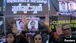 ရိုက်တာသတင်းထောက်နှစ်ဦးဖြစ်တဲ့ ကိုဝလုံးနဲ့ ကိုကျော်စိုးဦးတို့ ကို လွှတ်ပေးဖို့ သတင်းထောက်တွေ ဆန္ဒပြနေကြစဉ် (ရန်ကုန်- ဒီဇင်ဘာလ ၂၇၊ ၂၀၁၇)