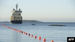 资料照片:这张拍摄于2015年10月12日的照片显示一艘电缆铺设船在芬兰赫尔辛基附近海面铺设C-Lion1海底电缆。