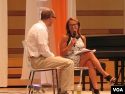 美国著名电视主持人库瑞克和推特CEO柯斯特洛(男)谈社交媒体的影响。(美国之音宁馨拍摄)