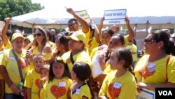 支持提高最低工资的团体(美国之音国符拍摄)