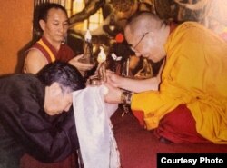 80年代,夏伍·洛桑塔杰在印度达兰萨拉向达赖喇嘛敬献哈达