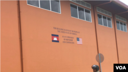 记者参观柬埔寨云朗海军基地美国出资建造的船只维修设施 。(2019年7月26日)