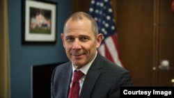 美国众议院外交委员会计划10月30日审议众议员柯提斯(John Curtis)提出的“台北法案”。