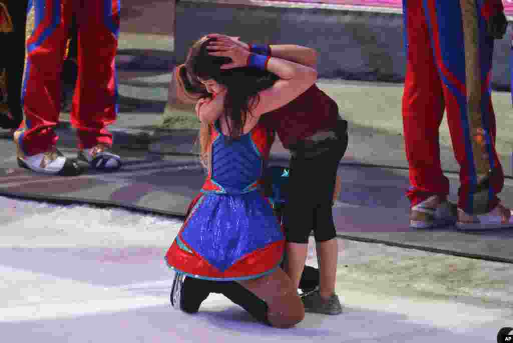 玲玲马戏团在纽约市以东50公里处的纽约州联合谷举行告别演出后,一位演员拥抱一个女孩儿(2017年5月21日)。被誉为“地球上最精彩演出”的美国三大马戏团之一“玲玲马戏团”( Ringling Brothers)在经历了146年的辉煌之后,星期日(5月21日)永远谢幕。 玲玲马戏团的母公司菲尔德娱乐公司今年1月宣布玲玲马戏团将关门解散的消息,理由是戏团的野生动物、杂技演员、小丑等无法承受21世纪智能手机、互联网和电子游戏的竞争。