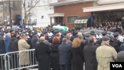 2015年1月4日,数千警察向刘文健灵柩敬礼(美国之音方冰拍摄)