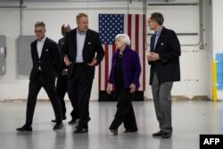 位于佐治亚州的太阳能电池制造商苏尼瓦的总裁卡德（左二）与来参观的美国财政部长耶伦交谈。（2024年3月27日）