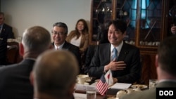 日本防卫大臣小野寺五典(右一)2018年4月20日访问五角大楼(美国国防部照片)