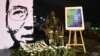 香港支聯會劉曉波逝世一週年追思會放置的劉曉波銅像被群眾獻花圍繞。(美國之音特約記者 湯惠芸拍攝 )