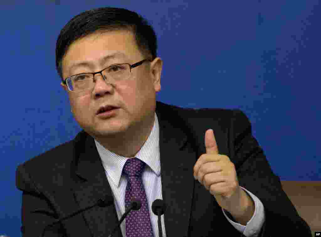 中国环保部长陈吉宁在北京的“两会”记者会上回答问题。(2015年3月7日)。而在2016年3月的“两会”记者会上,他说,中国在环保方面取得显著进展,在优良天数,重污染天数,全年PM2.5浓度三个方面都发生了积极变化。这次人大政协两会开幕时,天不作美,有雾霾,随着两会进入尾声,在强风的助力下,京城再现蓝天白云。