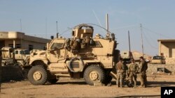 伊拉克摩苏尔以南的美国军人。(2017年2月23日)