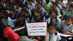 印度学童在海得拉巴参加“世界厕所节”集会。女孩举的标语牌上写道:我也是全世界26亿没有厕所的人之一。(2014年11月19日)