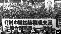 河北省的军队开大会,横幅标语是“打倒中国的赫鲁晓夫及反革命两面派陶铸”