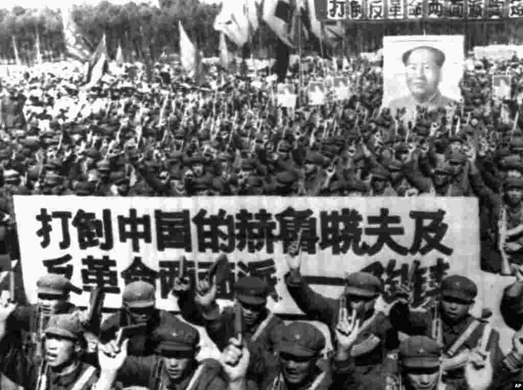 1967年,河北省的军队开大会,横幅标语是“打倒中国的赫鲁晓夫及反革命两面派陶铸”。中国的赫鲁晓夫,指的是刘少奇。