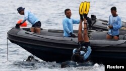 Lính hải quân Indonesia tham gia tìm kiếm.