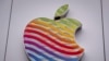 Logo dari perusahaan teknologi Apple dalam warna pelangi terpasang di salah satu tokonya di Frankfurt, Jerman, pada 31 Juli 2023. (Foto: Ap/Michael Probst)