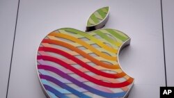 Logo dari perusahaan teknologi Apple dalam warna pelangi terpasang di salah satu tokonya di Frankfurt, Jerman, pada 31 Juli 2023. (Foto: Ap/Michael Probst)