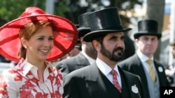 阿联酋酋长谢赫·穆罕默德·本·拉希德·阿勒马克图姆与王妃哈雅出席英国皇家赛马会。(2008年6月19日)