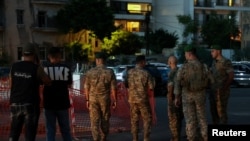 2024 年 9 月 18 日,黎巴嫩军队成员准备在黎巴嫩贝鲁特美国大学医学中心外对对讲机设备进行控制爆炸。(路透社)