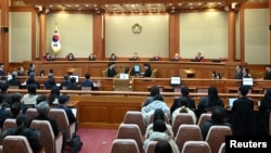 韩国宪法法院周二在首尔举行总统尹锡烈国会弹劾案的首次正式听证会。因尹锡悦缺席,宪法法院决定庭审延后举行。(2025 年1月14日)