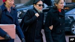 1月20日,严雪瑞在律师陪同下走出纽约南区联邦法院(美联社图片)