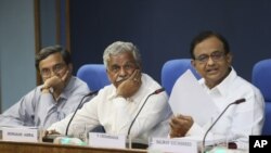 Bộ trưởng Tài chính Ấn Độ P. Chidambaram (phải) nói chuyện tại một cuộc họp báo