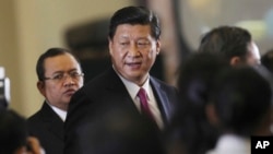 中国国家主席习近平在印尼国会发表过演说后离开国会大厦。(2013年10月3日)