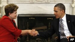 Tổng thống Hoa Kỳ Barack Obama (phải) tiếp Tổng thống Brazil Dilma Rousseff tại Tòa Bạch Ốc
