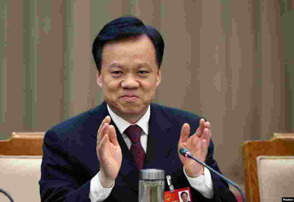 中共贵州省委书记陈敏尔在北京开会(2016年3月6日)。中共当局2017年7月15日宣布,陈敏尔调任重庆市委书记。中国的四大直辖市的市委书记,名列中共政治局25名成员里。陈敏尔入主重庆,预示着他将进入政治局。 在习近平领导浙江省的时候,陈敏尔负责宣传,是习近平的亲信。