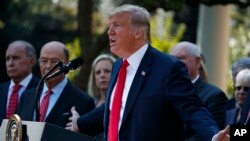 美国总统特朗普在白宫的一个记者会上谈美墨加协议问题。(2018年10月1日)