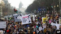 Hàng nghìn người tuần hành và biểu tình ở Freedom Plaza ở thủ đô Washington.