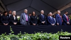 从右至左:共和党副总统候选人、参议员万斯、共和党总统候选人、前总统特朗普、前纽约市长布隆伯格、美国总统拜登、民主党总统候选人、副总统哈里斯、参议院多数党领袖舒默在纽约市世贸中心原址参加9/11恐怖袭击事件23周年的纪念仪式。(2024年9月11日)