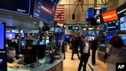 资料照片:纽约股市的交易大厅。(2025年2月24日)