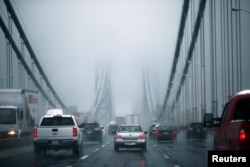 2014年11月26日感恩节汽车通过纽约的华盛顿大桥(资料照片)