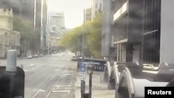 Một con kangaroo nhảy trên các đường phố vắng bóng người vì tình trạng phong tỏa để chặn dịch corona ở thành phố Adelaide, Nam Úc. Ảnh chụp từ video ngày 20/4/2020.