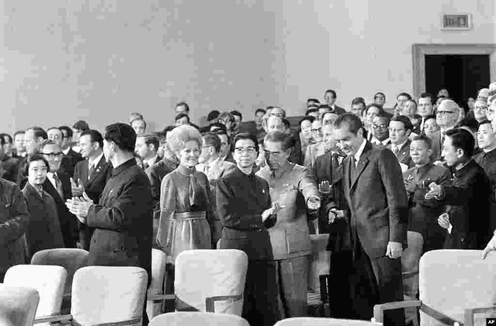 1972年2月22日,在北京人民大会堂的礼堂,美国总统尼克松和夫人应邀观看芭蕾舞剧《红色娘子军》,中国总理周恩来恭敬地请毛泽东夫人江青就座。江青陪同尼克松看戏是经过中共中央政治局讨论同意的。可是当局并未安排江青第二天晚上出席尼克松的答谢宴会。江青却在宴会前不请自来,刷存在感,硬是和尼克松夫妇说了一些无关紧要的话,让周恩来和众多客人在北京人民大会堂新疆厅等候。