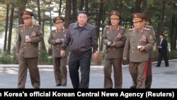 朝鲜领导人金正恩视察陆军第二军团司令部。(2024年10月17日)