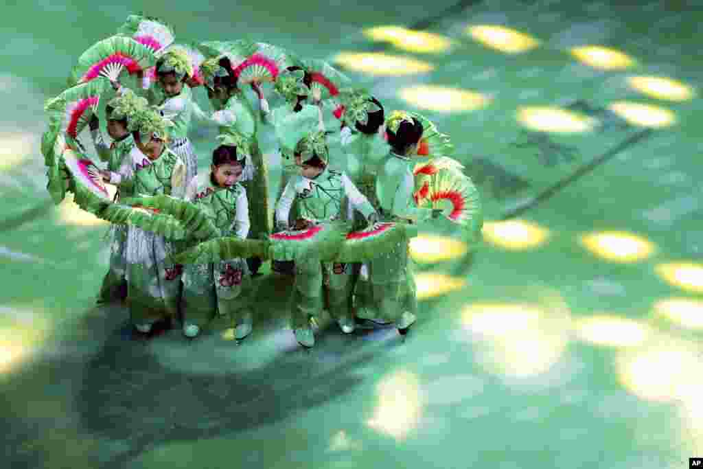 少年儿童在北京的一家购物中心举行的圣诞节活动&ldquo;冰上的欢乐之歌&rdquo;中演出。虽然圣诞节不是中国传统节日，但购物商场欢迎圣诞节，组织活动吸引顾客，以此来提升年终销售额。（2016年12月23日）