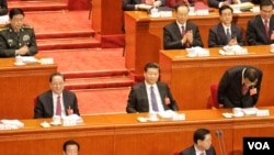 中国第十二届全国人民代表大会第四次会议3月5日星期六在北京人民大会堂开幕,在主席台就坐的国家主席习近平(中)和政协主席俞正声,李克强向到场代表鞠躬致谢。(2016年3月5日 美国之音金子莹拍摄)