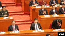 在主席台就坐的国家主席习近平和政协主席俞正声。李克强向到场代表鞠躬致谢。(2016年3月5日 美国之音金子莹拍摄)