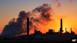 资料照片:美国怀俄明州的一个燃煤发电厂。(2018年7月27日)