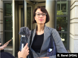 代表一名要求堕胎的无证移民少女的ACLU律师布里吉特·阿米里通媒体交谈。