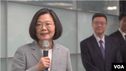 3月21日,台湾总统蔡英文在民进党主席卓荣泰陪伴下到总部登记参与党内初选。她发表讲话,表明其胜选决心。(美国之音海伦)