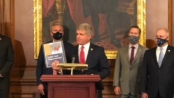 众议院外交事务委员会首席共和党成员、中国工作组主席麦考尔(Rep. Michael McCaul, R-TX)2020年9月30日出席中国工作组报告发布记者会。(美国之音记者李逸华拍摄)