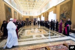 圣诞节之前,天主教教宗方济各在梵蒂冈枢密会议厅会见了台湾教会合作协会代表团(2017年12月7日)。