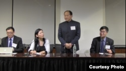 周志兴(立者),共识网执行长;左一为杨恒均,网络活跃人士 (美中关系全国委员会提供)