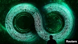 一名男子站在北京举行的2018互联网安全大会的会议大厅里。(2018年9月4日)