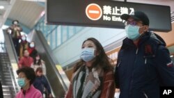 台湾台北市民在捷运车站里戴着口罩。(2020年1月28日)