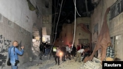 2023年10月22日,在以色列占领的约旦河西岸哲宁难民营,人们正在检查以色列空袭造成的破坏。以色列军方称,激进分子利用这座清真寺组织袭击。(路透社)