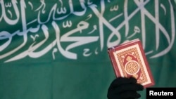 维吉尼亚州一所学校的社会学课程上所学的阿拉伯书法使用了该资料照片标语上显示的“没有上帝只有阿拉,默罕默德是阿拉的信使” 的句子。