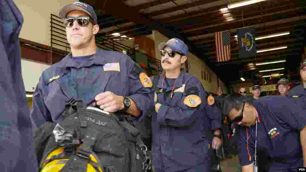 搜救成员列队上车(美国之音国符拍摄)